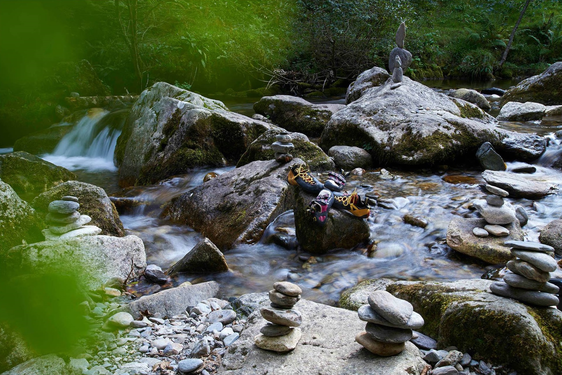 GC - chaussons d'escalade, torrent et cairns - ivan olivier photographies