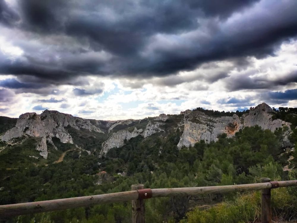 Vue du secteur d'escalade de Beauregard depuis la route de ND de Beauregard