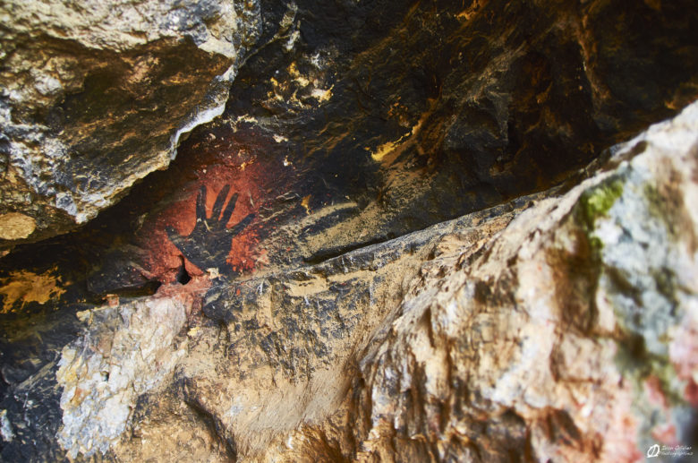 Le calcaire de la falaise du Bousquet, une roche âgée de 140 Ma et la peinture du main de moins de 20 ans.
