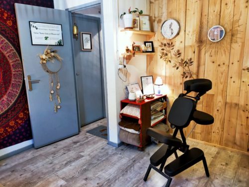 Le siège ergonomique de massage est quant à lui spécifique au massage Amma (Dos, Bras, Cuir chevelu et réflexologie palmaire).
