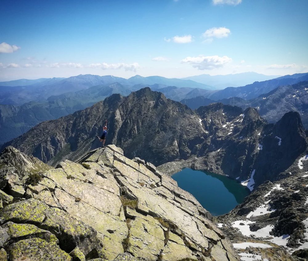 Au sommet! Vue sur l'étang d'Aubé et la dent de Mède