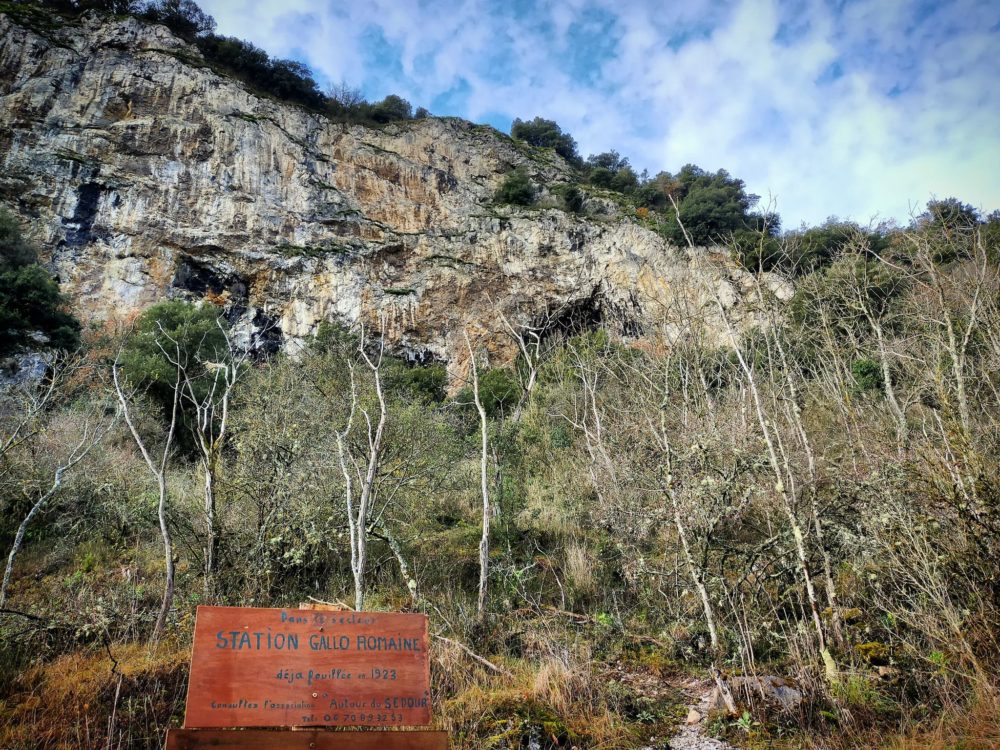 17/12/20: la période hivernale fait découvrir la falaise. Cet endroit a déjà été fouillé et a révélé des traces gallo-romaines