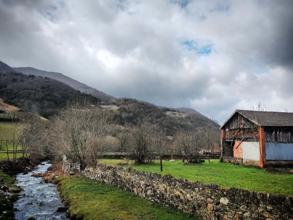 30/12/20 - Vue sur la chapelle depuis le pont dans le village