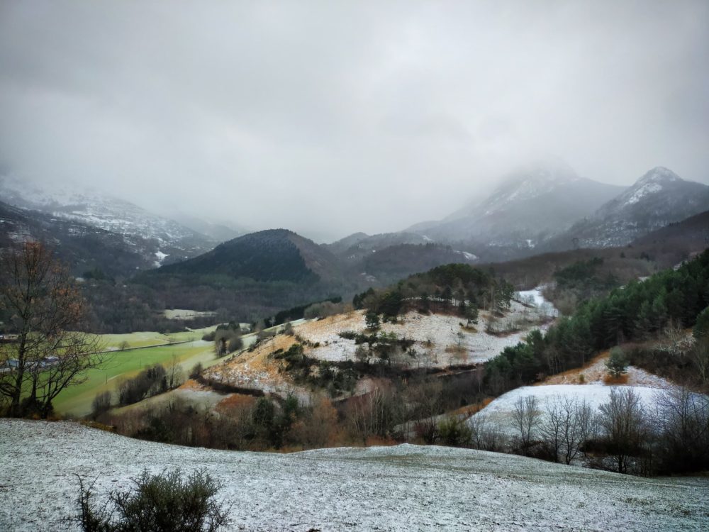 30/12/20 - Dans la première montée vers la chapelle, vue vers les anciennes terrasses (?) et le village