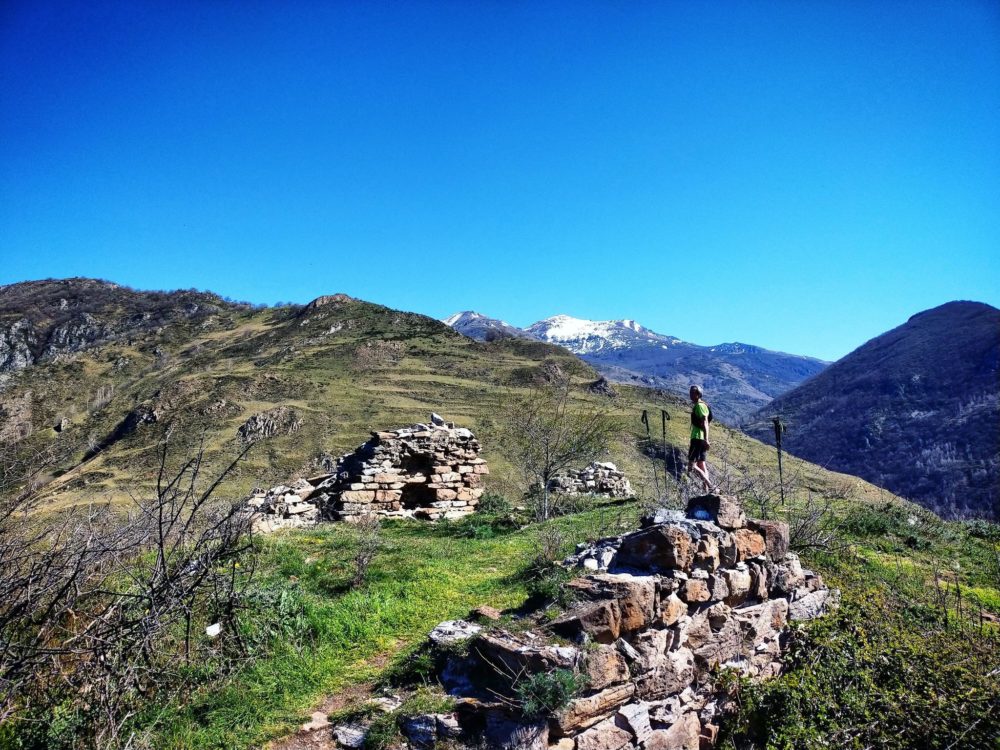 29/03/21 - Il ne reste pas grand chose des ruines de l'ermitage et sur son histoire, Vue sur le massif de Tabes en arrière plan