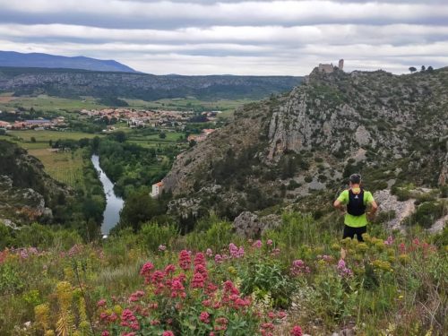 Le sentier balisé en jaune sous la carrière: jeu de piste et d'orientation... Mai 2021