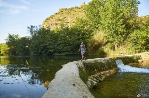 Ouvrage sur le Verdouble et les ruines du château en second plan - Mai 2021