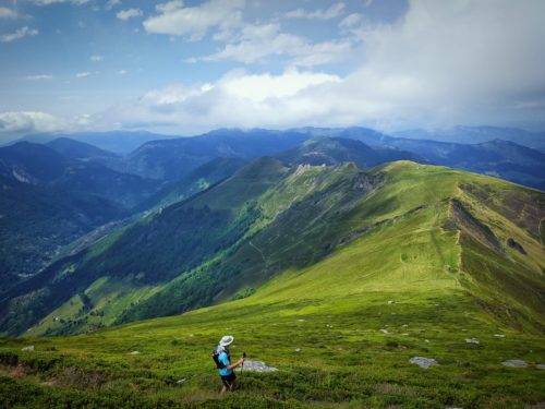 Les pentes herbeuses de la redescente depuis le col de l'Arech, par le GR10