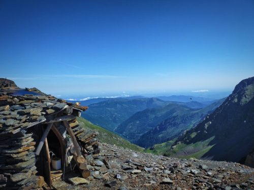 Au Gauche: L'intérieur 5***** de la cabane du Port d'Urets. Au dessus: La vue depuis la cabane vers le versant français.