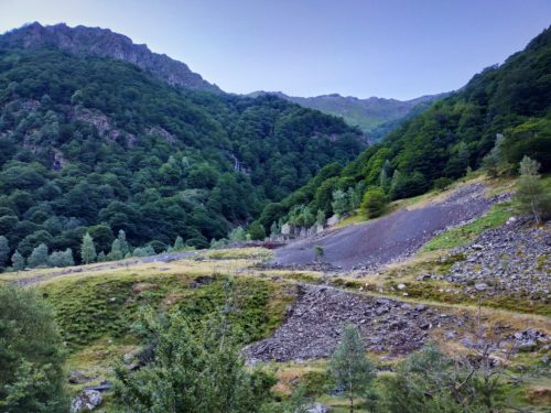 A gauche: le départ se fait sur piste et monte doucement. Au dessus: Ne pas louper la première intersection! Dès que vous appercevez la 1ère ruine dans un pierrier sur votre gauche: c'est là! Traversez la rivière et commencez la montée....