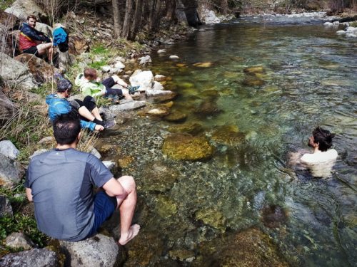 A gauche: Les torrents nous accompagnent même lors d'un dévissage de cheville. On terminera en marchant et en boitant! ;) - Au dessus: Le Vicdessos, toujours froid, sert aussi de Cryothérapie à la fin du parcours. 18/03/2023