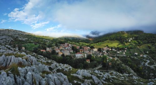 Vue du village de Sotres, le parking est tout à droite - Octobre 2022